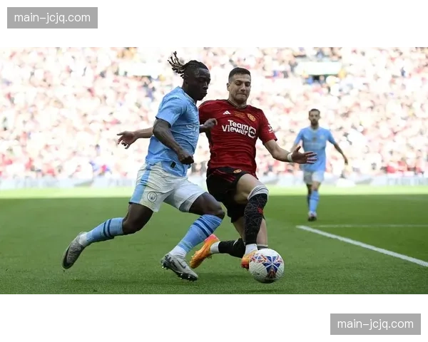 达洛特频繁前插暴露身后空当 曼联边后卫攻防平衡难以兼顾